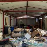 Ci affacciamo all�interno grazie a una porta aperta e vi scorgiamo uno scenario di abbandono: oggetti ammassati l�uno sull�altro, reti, sacchi di plastica, un grande divano bianco al centro